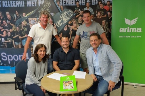 Landskampioen handbal HV Aalsmeer en ERIMA verlengen contract.